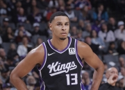 开云体育官方网站-国王力克76人，保罗带队取胜