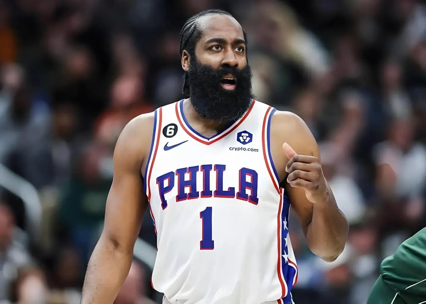 关于独行侠强势步行者，哈登完成帽子戏法的信息