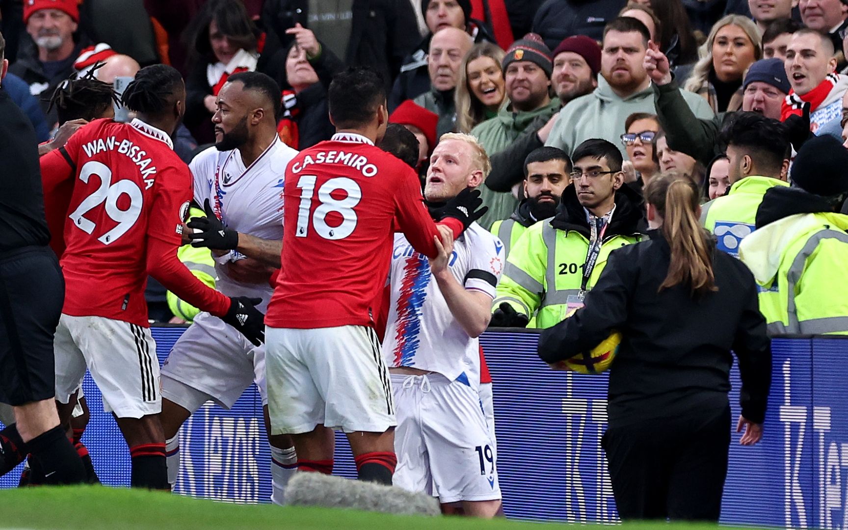 红牌离场，球队人数劣势无法挽回