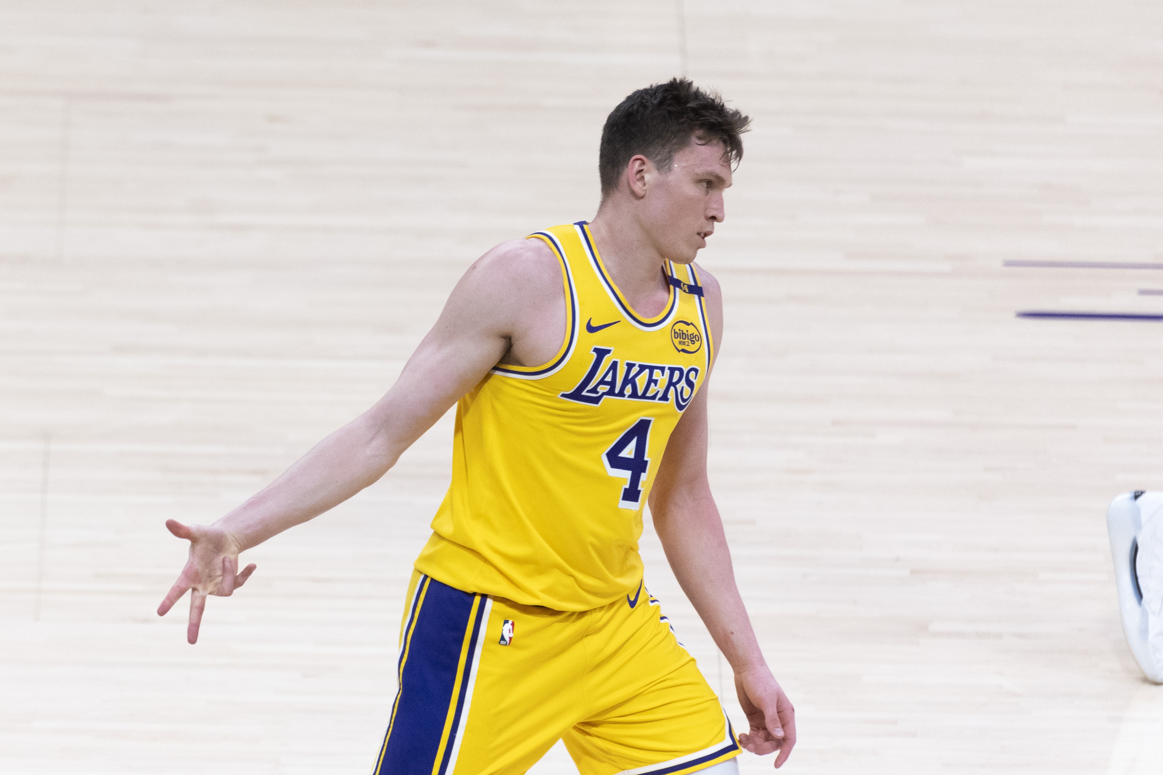 替补球员表现出色,成为比赛关键 替补球员表现出色,成为比赛关键