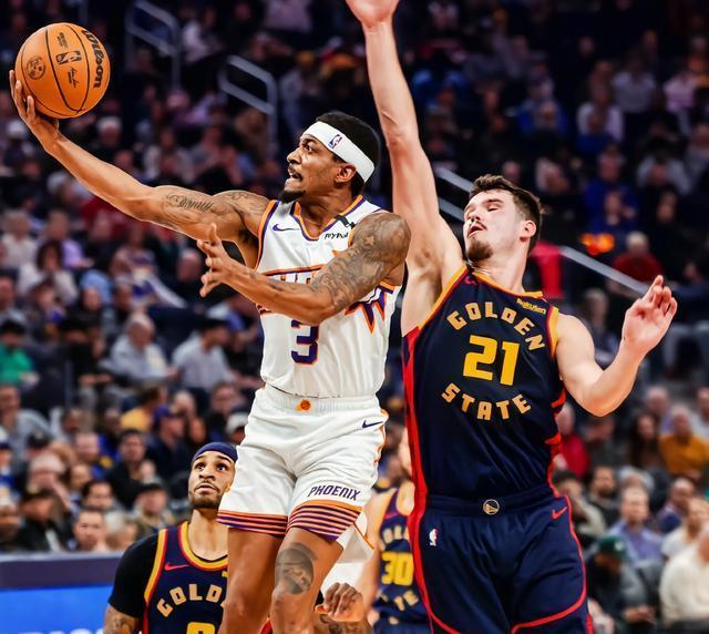 勇士大胜太阳,主场火力全开令人震撼 勇士大胜太阳,主场火力全开令人震撼