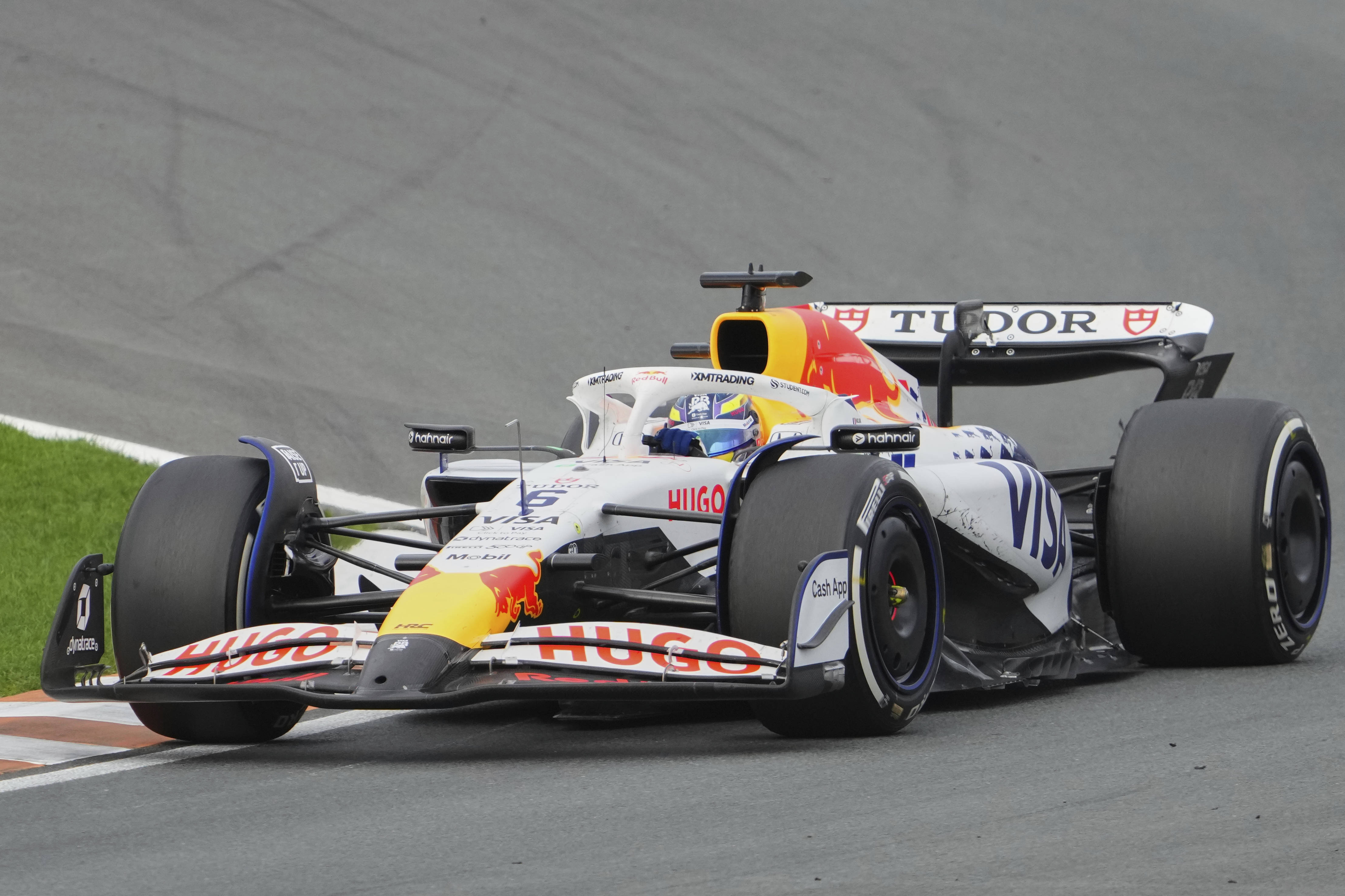 红牛二队鏖战迈凯伦,拉塞尔刷新纪录 红牛二队鏖战迈凯伦,拉塞尔刷新纪录