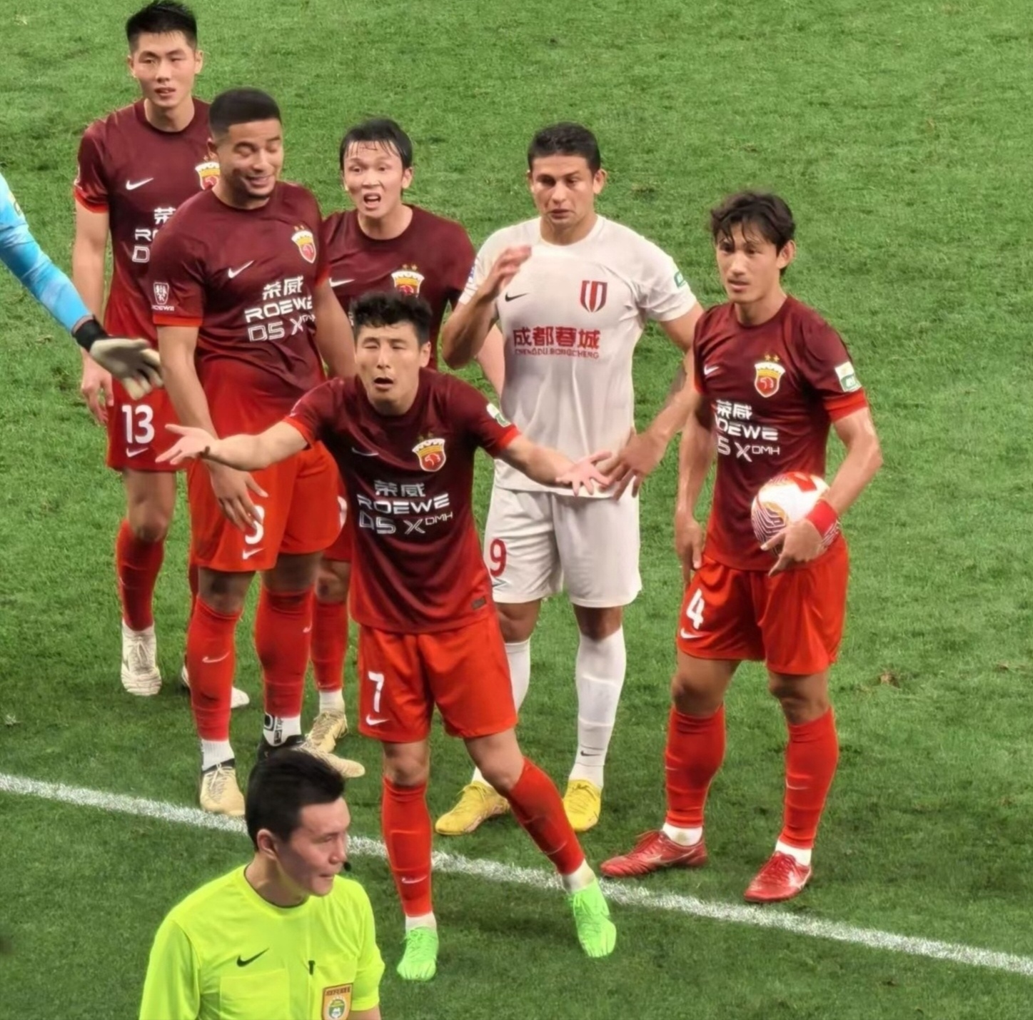 包含中超联赛火热进行，球员健康状态备受关注的词条