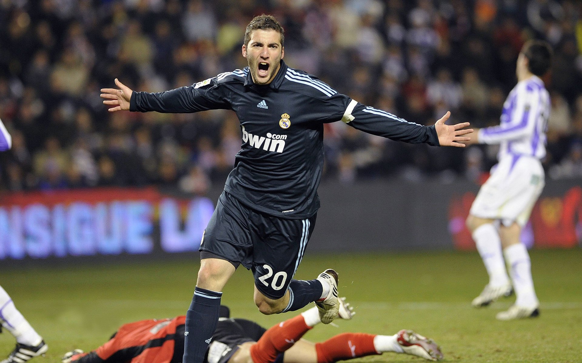 巴黎铁塔下的美洲豹,劳塔罗关键时刻的跨洲对决